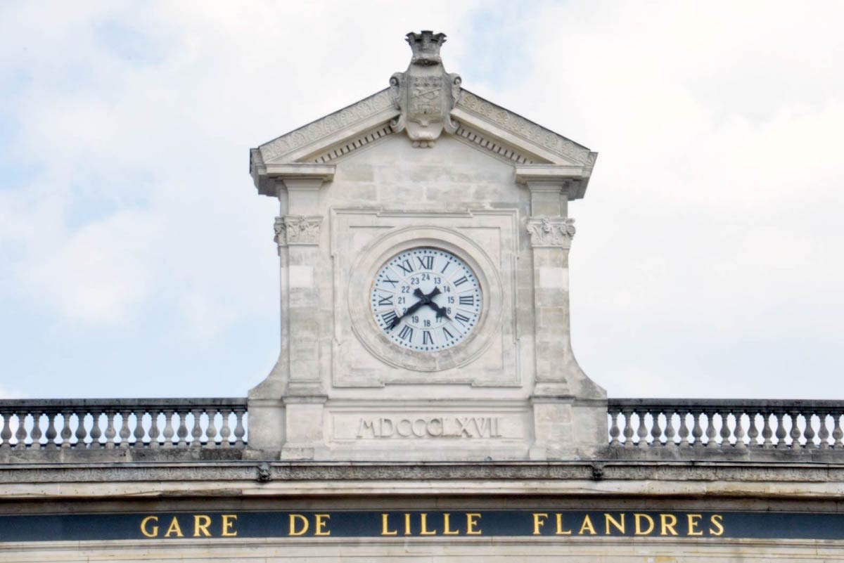 vue du fronton et horloge de la gare Lille Flandres