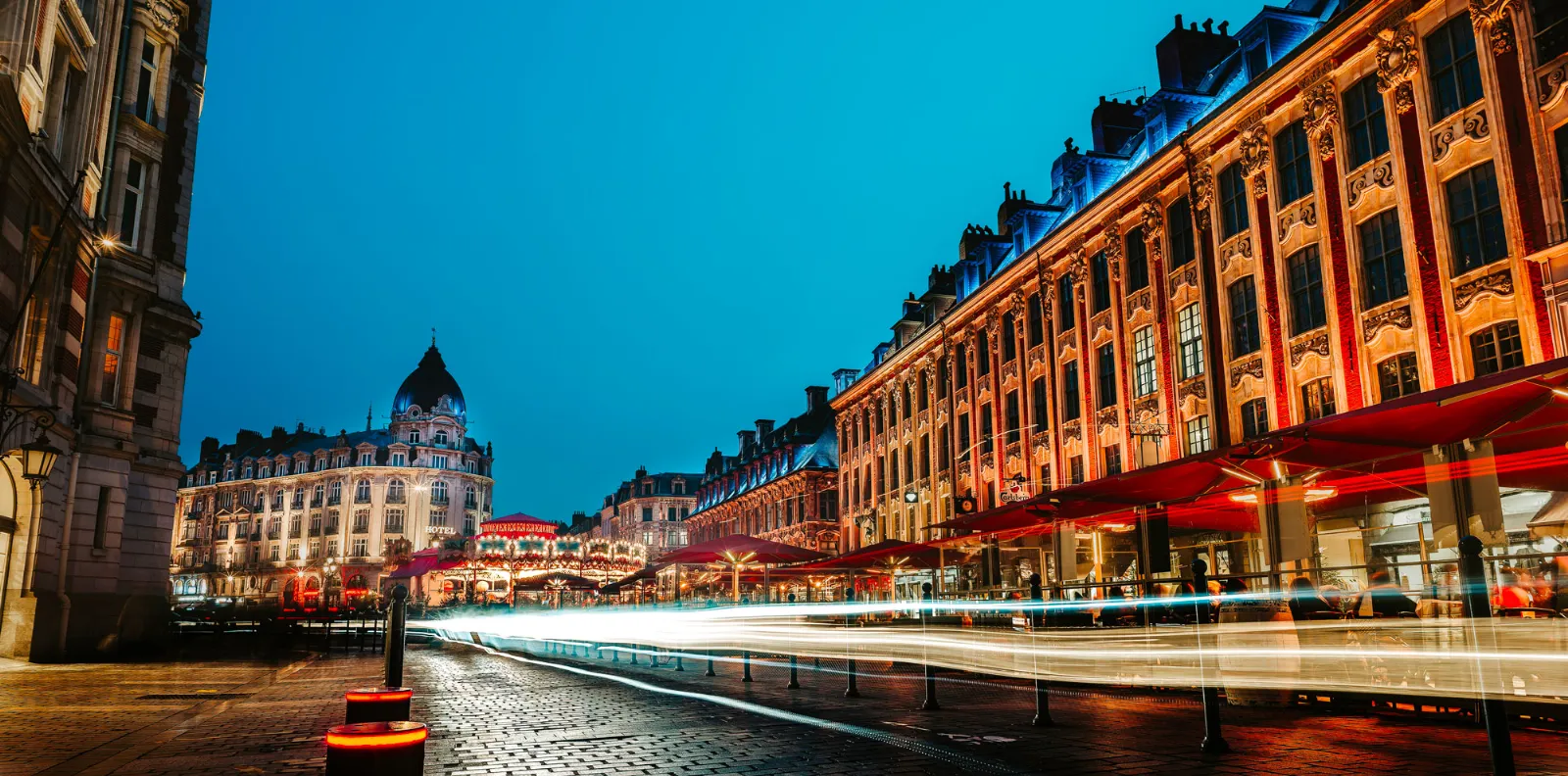 Grand-Place et Vieille-Bourse de Lille illuminées le soir
