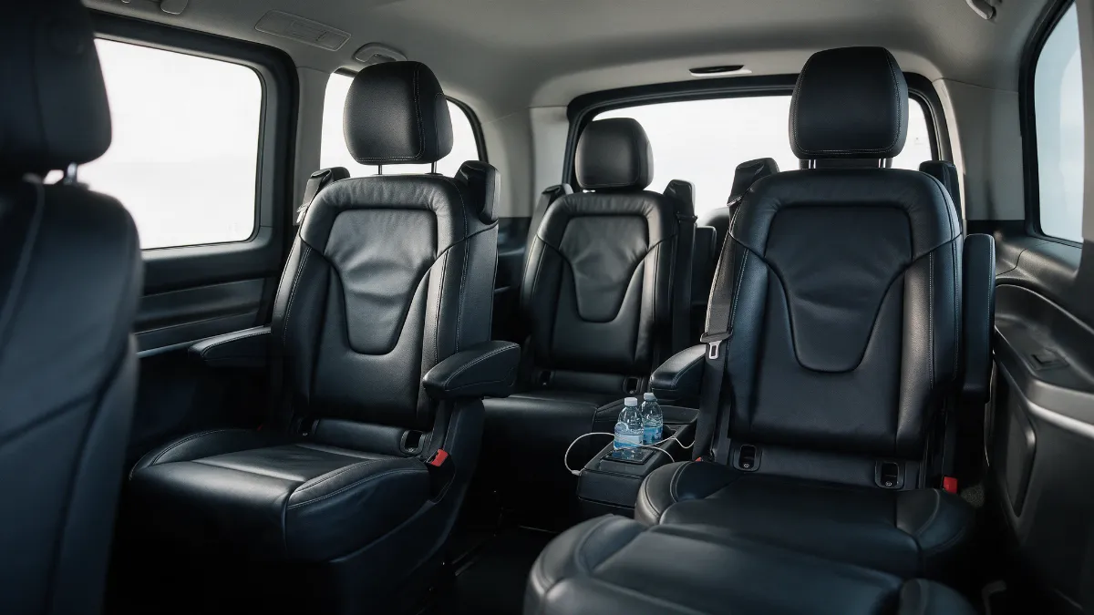 Intérieur cuir d’un taxi Mercedes Classe V à Lille